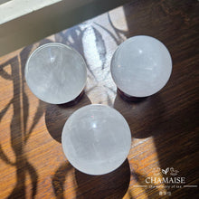 Load image into Gallery viewer, 【送底座】 天然白水晶球 | 天然礦石打磨 | 風水小物 | 家居風水 | 辦公室擺件 | 家具裝飾擺件 | 淨化避邪擋煞