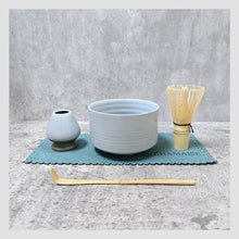 將圖片載入圖庫檢視器 日本抹茶茶具套裝 | 五件套 | 日本茶道工具 | 抹茶碗 陶瓷碗 (灰藍色) | 抹茶刷 | 茶筅 | 茶筅立 | 茶杓 | 吸水茶巾
