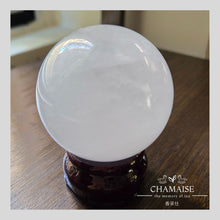Load image into Gallery viewer, 【送底座】 天然白水晶球 | 天然礦石打磨 | 風水小物 | 家居風水 | 辦公室擺件 | 家具裝飾擺件 | 淨化避邪擋煞
